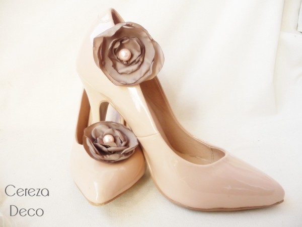 clip chaussure mariage fleur taupe rose perle escarpin nude cereza deco