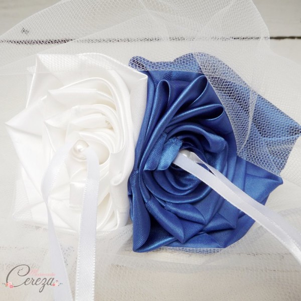 mariage bleu roi blanc porte alliances fleur original chic cereza mademoiselle 1